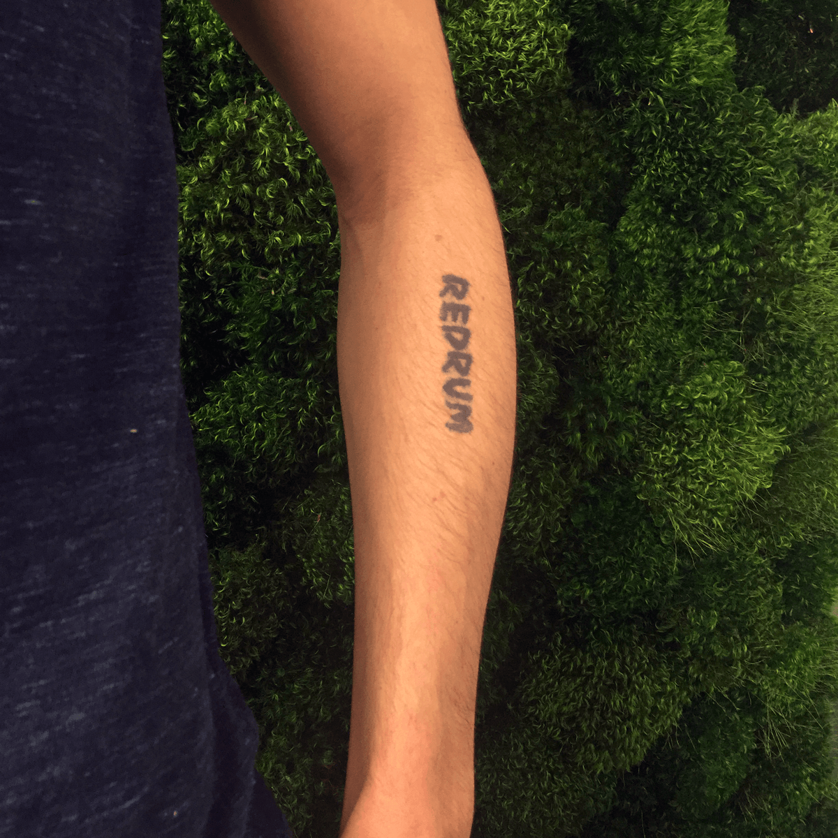 Tatouage éphémère Murder, le mot REDRUM en hommage à Shining