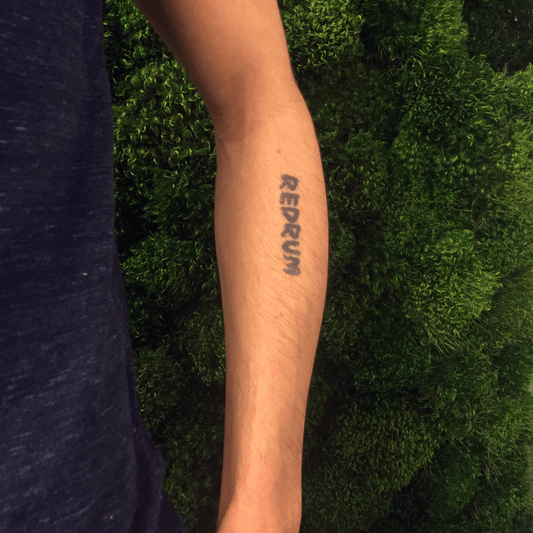 Tatouage éphémère Murder, le mot REDRUM en hommage à Shining